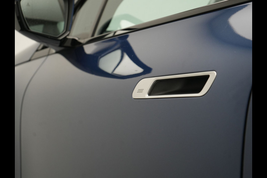 BMW iX xDrive40 Excellence 77 kWh 327pk | SOH 96,9% | Trekhaak Af Fabriek | Panodak Sky Lounge | Adaptive Cruise | Head Up | 360 Camera | Harman / Kardon | Lederen Sportstoelen & Stuur Verwarmd | Sfeerverlichting | BLIS | Keyless |