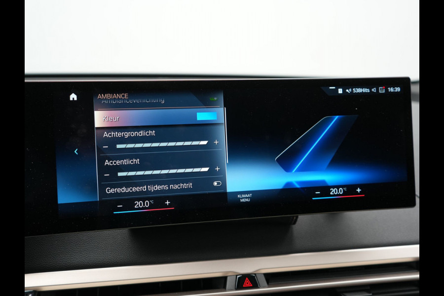 BMW iX xDrive40 Excellence 77 kWh 327pk | SOH 96,9% | Trekhaak Af Fabriek | Panodak Sky Lounge | Adaptive Cruise | Head Up | 360 Camera | Harman / Kardon | Lederen Sportstoelen & Stuur Verwarmd | Sfeerverlichting | BLIS | Keyless |