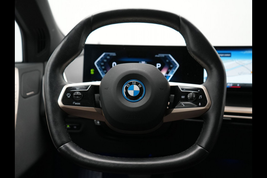 BMW iX xDrive40 Excellence 77 kWh 327pk | SOH 96,9% | Trekhaak Af Fabriek | Panodak Sky Lounge | Adaptive Cruise | Head Up | 360 Camera | Harman / Kardon | Lederen Sportstoelen & Stuur Verwarmd | Sfeerverlichting | BLIS | Keyless |