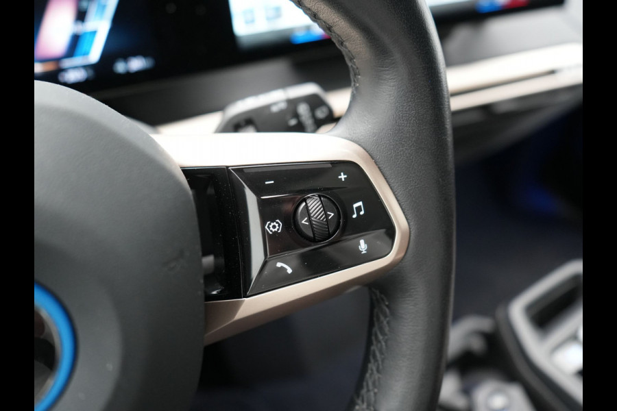 BMW iX xDrive40 Excellence 77 kWh 327pk | SOH 96,9% | Trekhaak Af Fabriek | Panodak Sky Lounge | Adaptive Cruise | Head Up | 360 Camera | Harman / Kardon | Lederen Sportstoelen & Stuur Verwarmd | Sfeerverlichting | BLIS | Keyless |