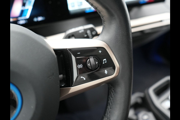 BMW iX xDrive40 Excellence 77 kWh 327pk | SOH 96,9% | Trekhaak Af Fabriek | Panodak Sky Lounge | Adaptive Cruise | Head Up | 360 Camera | Harman / Kardon | Lederen Sportstoelen & Stuur Verwarmd | Sfeerverlichting | BLIS | Keyless |