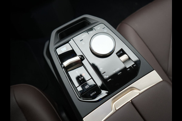 BMW iX xDrive40 Excellence 77 kWh 327pk | SOH 96,9% | Trekhaak Af Fabriek | Panodak Sky Lounge | Adaptive Cruise | Head Up | 360 Camera | Harman / Kardon | Lederen Sportstoelen & Stuur Verwarmd | Sfeerverlichting | BLIS | Keyless |