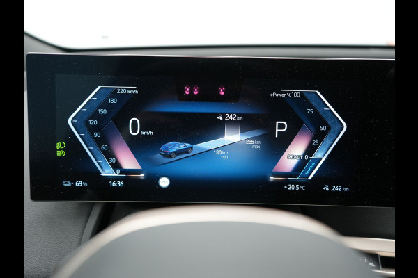 BMW iX xDrive40 Excellence 77 kWh 327pk | SOH 96,9% | Trekhaak Af Fabriek | Panodak Sky Lounge | Adaptive Cruise | Head Up | 360 Camera | Harman / Kardon | Lederen Sportstoelen & Stuur Verwarmd | Sfeerverlichting | BLIS | Keyless |
