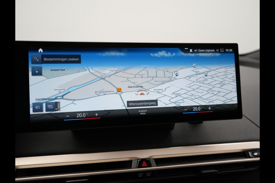 BMW iX xDrive40 Excellence 77 kWh 327pk | SOH 96,9% | Trekhaak Af Fabriek | Panodak Sky Lounge | Adaptive Cruise | Head Up | 360 Camera | Harman / Kardon | Lederen Sportstoelen & Stuur Verwarmd | Sfeerverlichting | BLIS | Keyless |