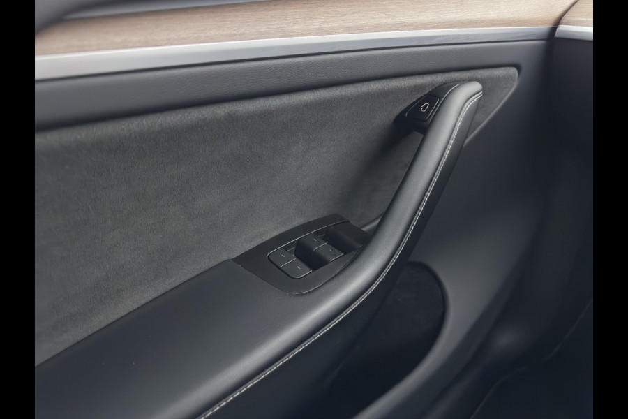 Tesla Model Y Long Range AWD 75 kWh (3-Fase-11kW) {SoH-87%} (INCL-BTW) Aut. *PANO | AUTO-PILOT | LEATHER | NAVI-FULLMAP | MATRIX-LED | KEYLESS | CAMERA | DAB+ | HEATED-COMFORTSEATS | PRIVACYGLASS | TOPVIEW | 20''ALU*