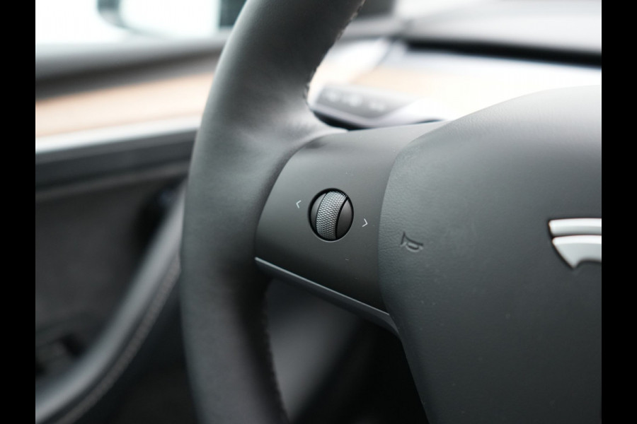 Tesla Model Y RWD 58 kWh 299pk Dealer O.H | Panodak | Full Self Driving Capability | Adaptive Cruise | 360 Camera | Lederen Sportstoelen Memory & Verwarmd | Keyless | BLIS | Navigatie | Virtual | DAB | Spotify | 20"L.M |