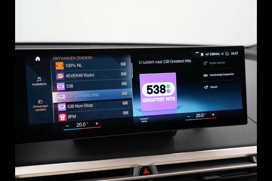BMW iX xDrive40 Excellence 77 kWh 327pk | SOH 96,9% | Trekhaak Af Fabriek | Panodak Sky Lounge | Adaptive Cruise | Head Up | 360 Camera | Harman / Kardon | Lederen Sportstoelen & Stuur Verwarmd | Sfeerverlichting | BLIS | Keyless |