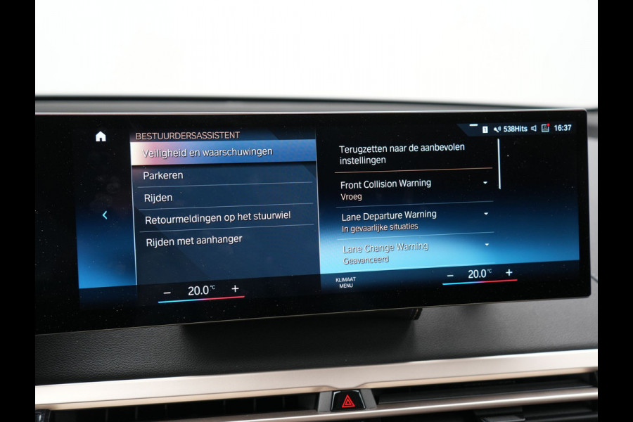 BMW iX xDrive40 Excellence 77 kWh 327pk | SOH 96,9% | Trekhaak Af Fabriek | Panodak Sky Lounge | Adaptive Cruise | Head Up | 360 Camera | Harman / Kardon | Lederen Sportstoelen & Stuur Verwarmd | Sfeerverlichting | BLIS | Keyless |