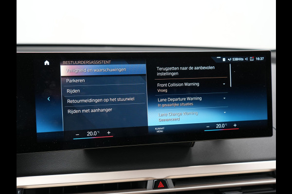 BMW iX xDrive40 Excellence 77 kWh 327pk | SOH 96,9% | Trekhaak Af Fabriek | Panodak Sky Lounge | Adaptive Cruise | Head Up | 360 Camera | Harman / Kardon | Lederen Sportstoelen & Stuur Verwarmd | Sfeerverlichting | BLIS | Keyless |