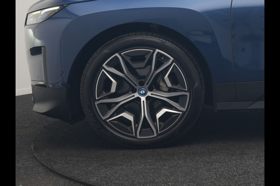 BMW iX xDrive40 Excellence 77 kWh 327pk | SOH 96,9% | Trekhaak Af Fabriek | Panodak Sky Lounge | Adaptive Cruise | Head Up | 360 Camera | Harman / Kardon | Lederen Sportstoelen & Stuur Verwarmd | Sfeerverlichting | BLIS | Keyless |