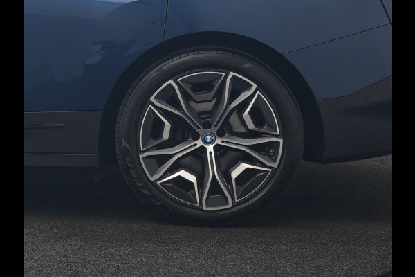 BMW iX xDrive40 Excellence 77 kWh 327pk | SOH 96,9% | Trekhaak Af Fabriek | Panodak Sky Lounge | Adaptive Cruise | Head Up | 360 Camera | Harman / Kardon | Lederen Sportstoelen & Stuur Verwarmd | Sfeerverlichting | BLIS | Keyless |