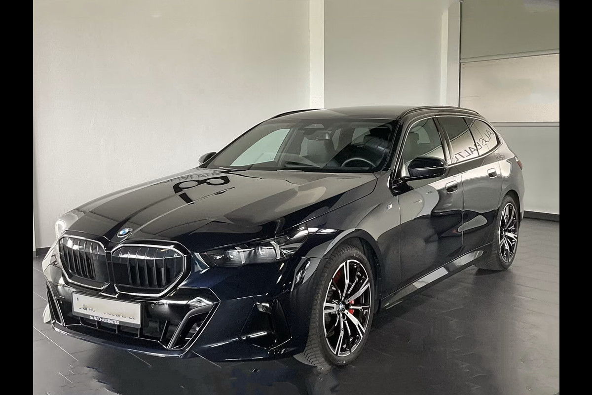 BMW 5 Serie Touring 540d xDrive M-SPORT Pro ** LED, PANORAMA, LEDER, 20-inch LMV, ICONIC GLOW, TREKH ** Ex BMW - € 42.900 onder NP ** ** INFORMEER OOK NAAR ONZE AANTREKKELIJKE FINANCIAL-LEASE TARIEVEN **