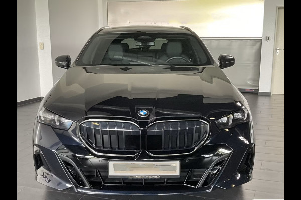 BMW 5 Serie Touring 540d xDrive M-SPORT Pro ** LED, PANORAMA, LEDER, 20-inch LMV, ICONIC GLOW, TREKH ** Ex BMW - € 42.900 onder NP ** ** INFORMEER OOK NAAR ONZE AANTREKKELIJKE FINANCIAL-LEASE TARIEVEN **