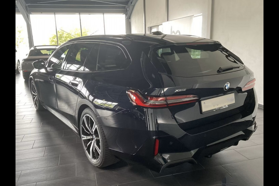 BMW 5 Serie Touring 540d xDrive M-SPORT Pro ** LED, PANORAMA, LEDER, 20-inch LMV, ICONIC GLOW, TREKH ** Ex BMW - € 42.900 onder NP ** ** INFORMEER OOK NAAR ONZE AANTREKKELIJKE FINANCIAL-LEASE TARIEVEN **