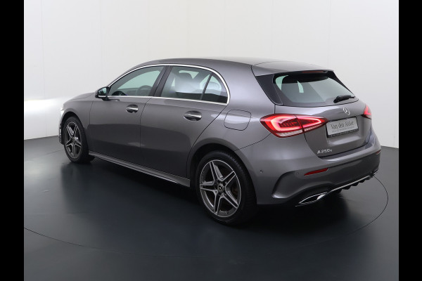 Mercedes-Benz A-Klasse 250e AMG // Camera // Keyless Entry // Sfeerverlichting // Wide Screen // Cruise Controle //