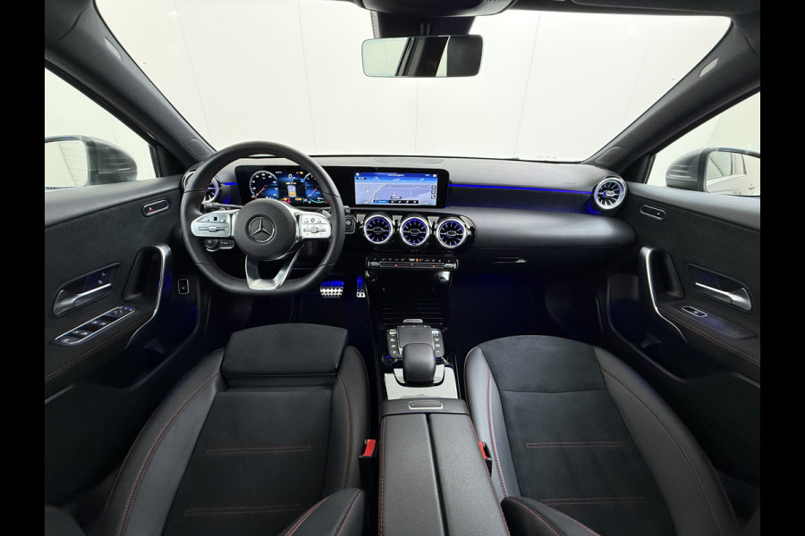 Mercedes-Benz A-Klasse 250e AMG // Camera // Keyless Entry // Sfeerverlichting // Wide Screen // Cruise Controle //