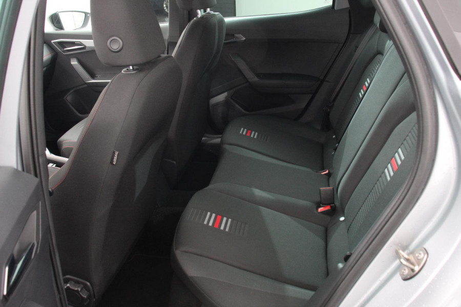 Seat Arona 1.0 TSI 110 pk DSG FR Tech Parkeersensoren Camera Adaptieve Cruise Control Stoelverwarming Dodehoek Assistent Getinte ramen LED-verlichting voor