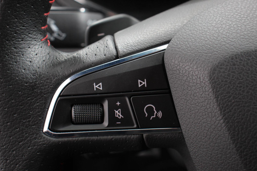 Seat Arona 1.0 TSI 110 pk DSG FR Tech Parkeersensoren Camera Adaptieve Cruise Control Stoelverwarming Dodehoek Assistent Getinte ramen LED-verlichting voor