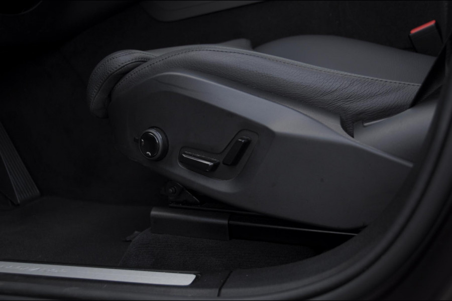 Volvo XC60 T6 350PK Automaat AWD Plus Dark Trekhaak / Adaptieve cruise control / BLIS / Panoramadak / Parkeersensoren voor - en achter / parkeercamera / Elektrische stoelen / stoel - en stuurverwarming /