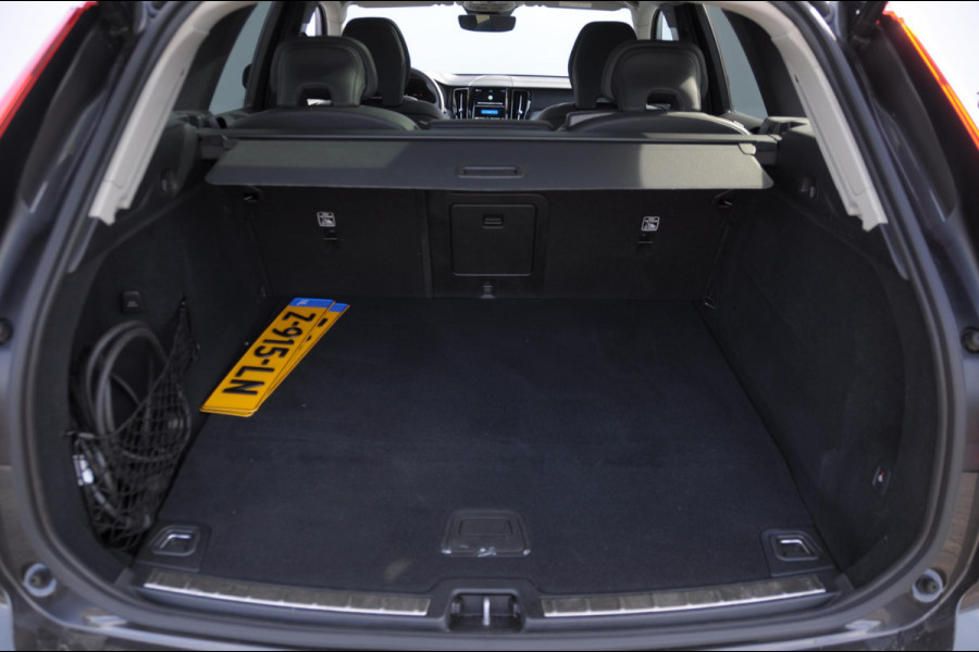 Volvo XC60 T6 350PK Automaat AWD Plus Dark Trekhaak / Adaptieve cruise control / BLIS / Panoramadak / Parkeersensoren voor - en achter / parkeercamera / Elektrische stoelen / stoel - en stuurverwarming /