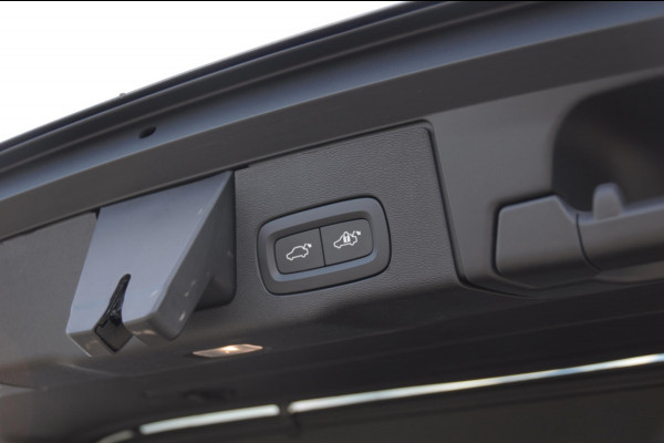 Volvo XC60 T6 350PK Automaat AWD Plus Dark Trekhaak / Adaptieve cruise control / BLIS / Panoramadak / Parkeersensoren voor - en achter / parkeercamera / Elektrische stoelen / stoel - en stuurverwarming /