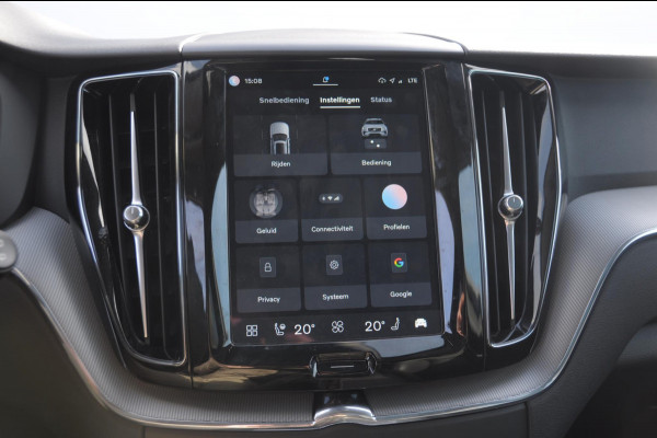 Volvo XC60 T6 350PK Automaat AWD Plus Dark Trekhaak / Adaptieve cruise control / BLIS / Panoramadak / Parkeersensoren voor - en achter / parkeercamera / Elektrische stoelen / stoel - en stuurverwarming /