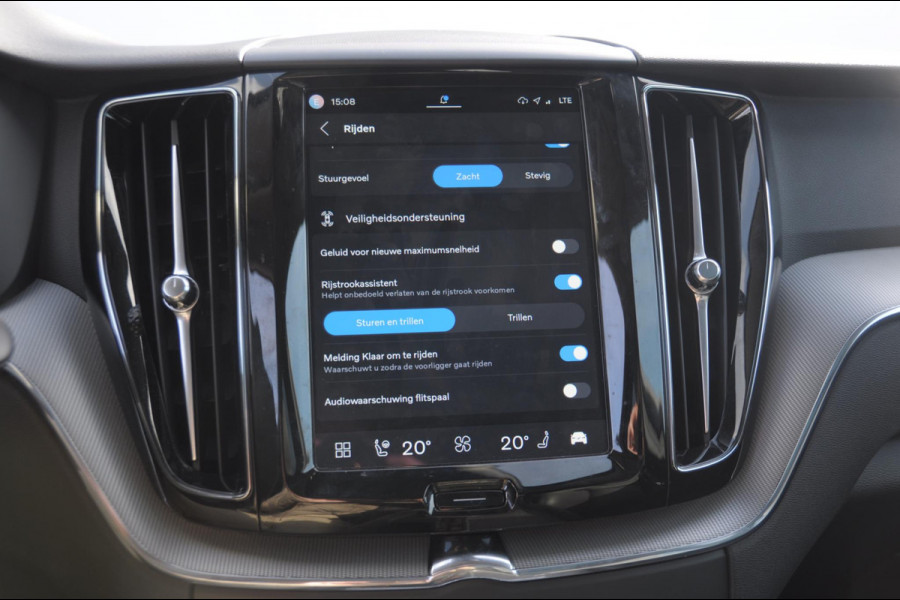 Volvo XC60 T6 350PK Automaat AWD Plus Dark Trekhaak / Adaptieve cruise control / BLIS / Panoramadak / Parkeersensoren voor - en achter / parkeercamera / Elektrische stoelen / stoel - en stuurverwarming /