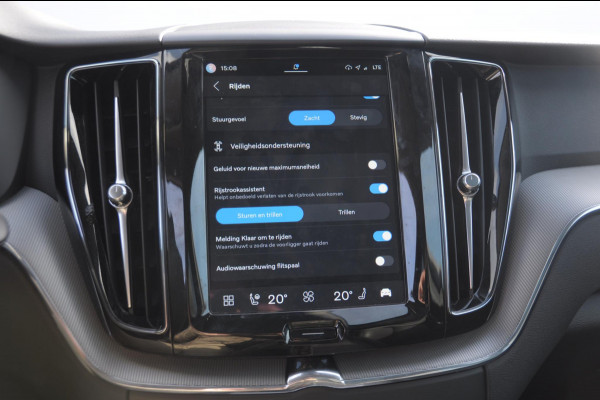 Volvo XC60 T6 350PK Automaat AWD Plus Dark Trekhaak / Adaptieve cruise control / BLIS / Panoramadak / Parkeersensoren voor - en achter / parkeercamera / Elektrische stoelen / stoel - en stuurverwarming /