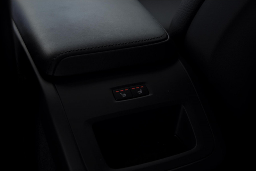 Volvo V60 B4 211PK Automaat Plus Dark / Trekhaak Adaptive Cruise Control/ Apple Carplay/ Android Auto/ Achteruitrijcamera/ Parkeersensoren voor en achter/ Stoelverwarming/ Stuurverwarming/ Elektrisch bedienbare stoelen met geheugen