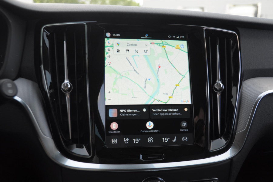 Volvo V60 B4 211PK Automaat Plus Dark / Trekhaak Adaptive Cruise Control/ Apple Carplay/ Android Auto/ Achteruitrijcamera/ Parkeersensoren voor en achter/ Stoelverwarming/ Stuurverwarming/ Elektrisch bedienbare stoelen met geheugen