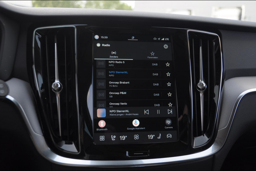 Volvo V60 B4 211PK Automaat Plus Dark / Trekhaak Adaptive Cruise Control/ Apple Carplay/ Android Auto/ Achteruitrijcamera/ Parkeersensoren voor en achter/ Stoelverwarming/ Stuurverwarming/ Elektrisch bedienbare stoelen met geheugen