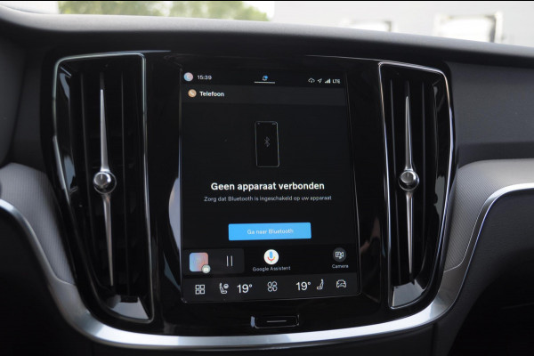 Volvo V60 B4 211PK Automaat Plus Dark / Trekhaak Adaptive Cruise Control/ Apple Carplay/ Android Auto/ Achteruitrijcamera/ Parkeersensoren voor en achter/ Stoelverwarming/ Stuurverwarming/ Elektrisch bedienbare stoelen met geheugen