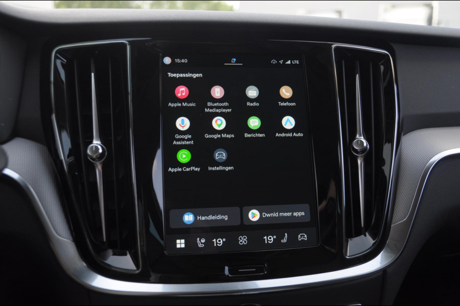 Volvo V60 B4 211PK Automaat Plus Dark / Trekhaak Adaptive Cruise Control/ Apple Carplay/ Android Auto/ Achteruitrijcamera/ Parkeersensoren voor en achter/ Stoelverwarming/ Stuurverwarming/ Elektrisch bedienbare stoelen met geheugen