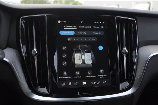 Volvo V60 B4 211PK Automaat Plus Dark / Trekhaak Adaptive Cruise Control/ Apple Carplay/ Android Auto/ Achteruitrijcamera/ Parkeersensoren voor en achter/ Stoelverwarming/ Stuurverwarming/ Elektrisch bedienbare stoelen met geheugen