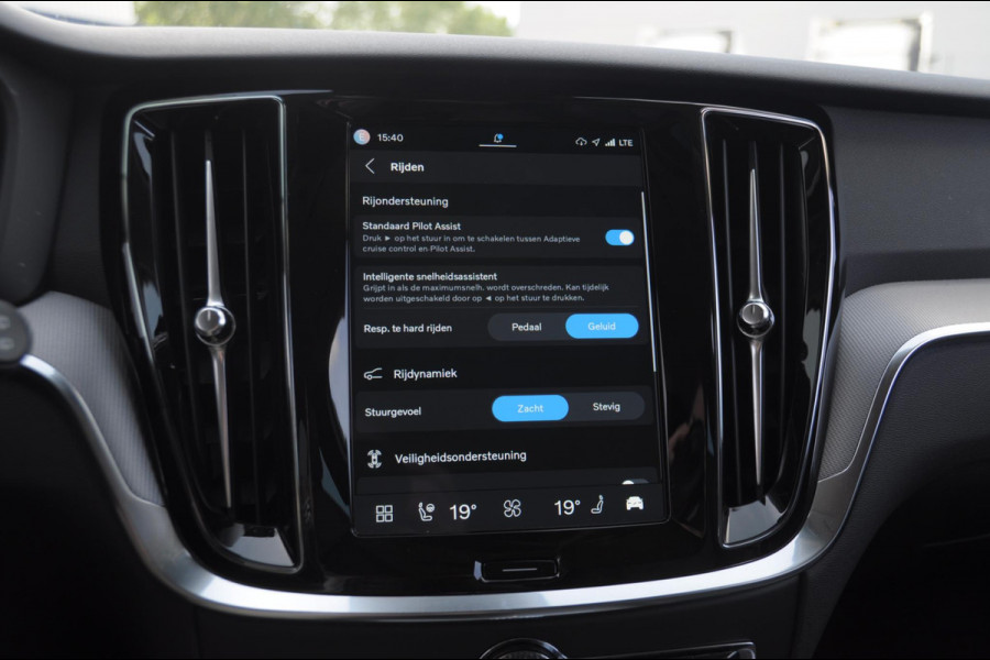 Volvo V60 B4 211PK Automaat Plus Dark / Trekhaak Adaptive Cruise Control/ Apple Carplay/ Android Auto/ Achteruitrijcamera/ Parkeersensoren voor en achter/ Stoelverwarming/ Stuurverwarming/ Elektrisch bedienbare stoelen met geheugen