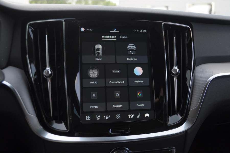 Volvo V60 B4 211PK Automaat Plus Dark / Trekhaak Adaptive Cruise Control/ Apple Carplay/ Android Auto/ Achteruitrijcamera/ Parkeersensoren voor en achter/ Stoelverwarming/ Stuurverwarming/ Elektrisch bedienbare stoelen met geheugen