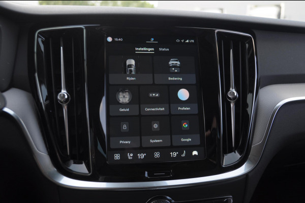 Volvo V60 B4 211PK Automaat Plus Dark / Trekhaak Adaptive Cruise Control/ Apple Carplay/ Android Auto/ Achteruitrijcamera/ Parkeersensoren voor en achter/ Stoelverwarming/ Stuurverwarming/ Elektrisch bedienbare stoelen met geheugen