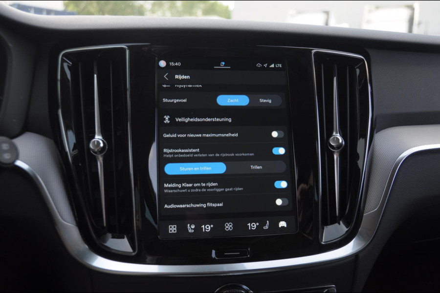 Volvo V60 B4 211PK Automaat Plus Dark / Trekhaak Adaptive Cruise Control/ Apple Carplay/ Android Auto/ Achteruitrijcamera/ Parkeersensoren voor en achter/ Stoelverwarming/ Stuurverwarming/ Elektrisch bedienbare stoelen met geheugen