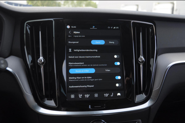 Volvo V60 B4 211PK Automaat Plus Dark / Trekhaak Adaptive Cruise Control/ Apple Carplay/ Android Auto/ Achteruitrijcamera/ Parkeersensoren voor en achter/ Stoelverwarming/ Stuurverwarming/ Elektrisch bedienbare stoelen met geheugen