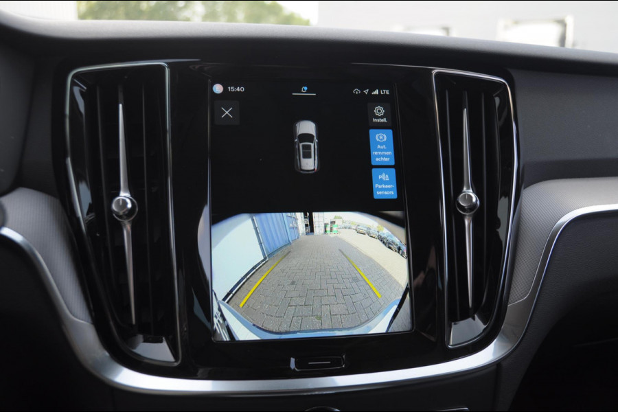 Volvo V60 B4 211PK Automaat Plus Dark / Trekhaak Adaptive Cruise Control/ Apple Carplay/ Android Auto/ Achteruitrijcamera/ Parkeersensoren voor en achter/ Stoelverwarming/ Stuurverwarming/ Elektrisch bedienbare stoelen met geheugen