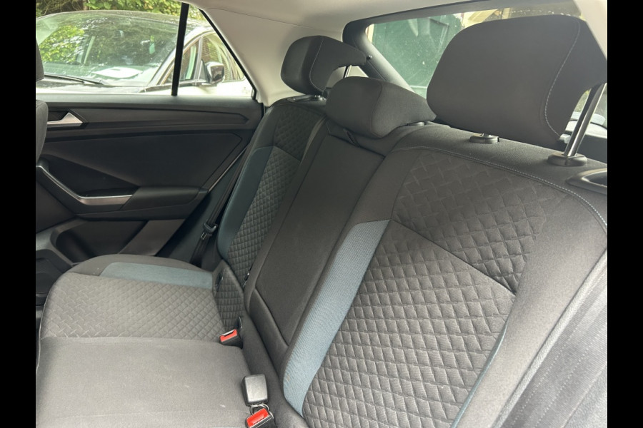 Volkswagen T-Roc 1.5 TSI 150pk Automaat Navi, ACC, 18" LMV, Trekhaak afn.