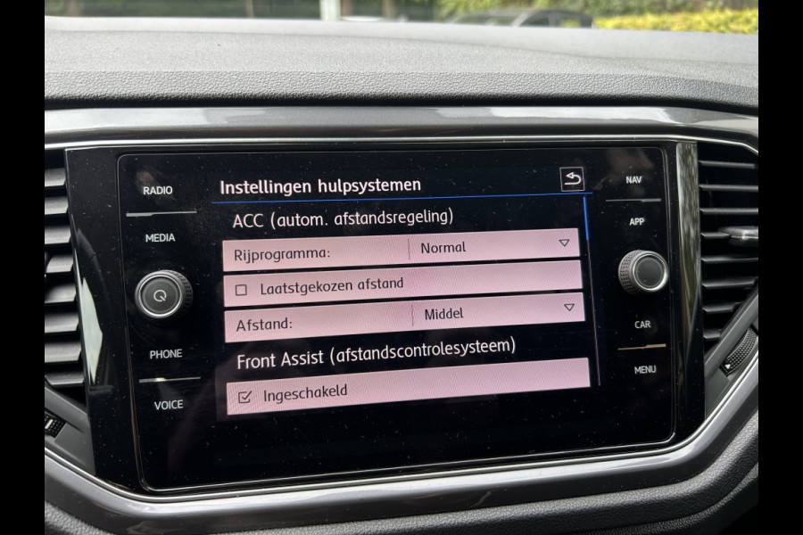 Volkswagen T-Roc 1.5 TSI 150pk Automaat Navi, ACC, 18" LMV, Trekhaak afn.
