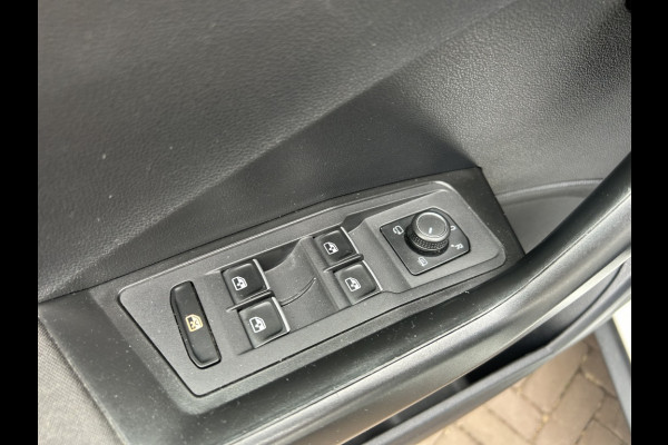 Volkswagen T-Roc 1.5 TSI 150pk Automaat Navi, ACC, 18" LMV, Trekhaak afn.