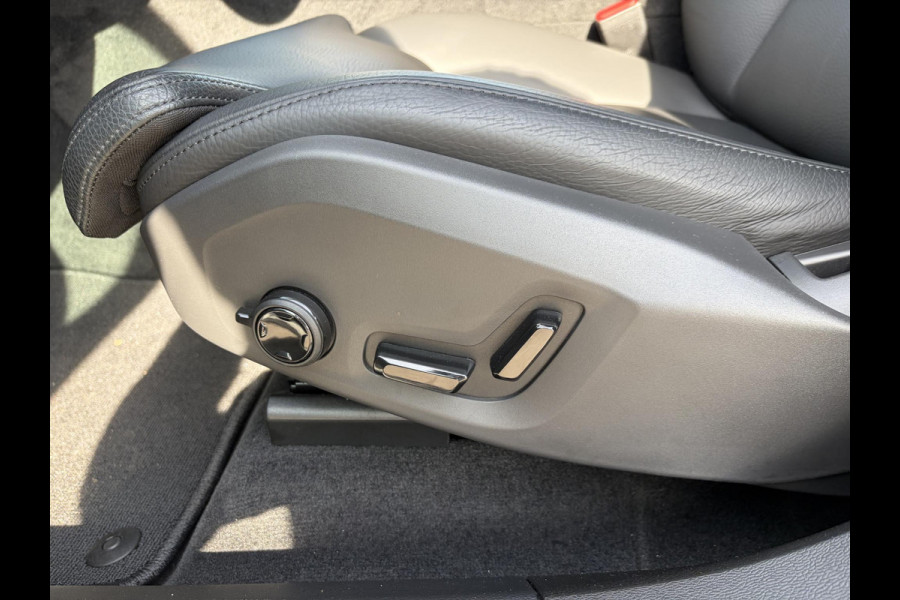 Volvo XC60 2.0 T8 Plug-in hybrid AWD Plus Dark LUCHTVERING| PANO| HARMAN KARDON| MEMORY STOELEN| ACHTERBANK VERWARMD| HUD| 360 CAMERA| RECENT ONDERHOUD GEHAD BIJ VOLVO DEALER\ FABRIEKSGARANTIE|
