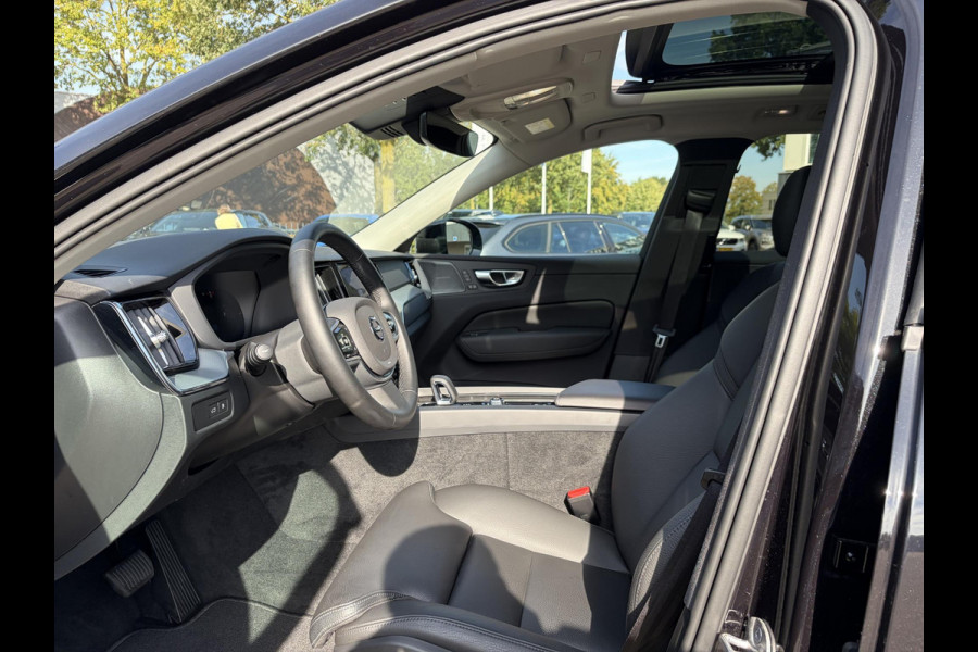 Volvo XC60 2.0 T8 Plug-in hybrid AWD Plus Dark LUCHTVERING| PANO| HARMAN KARDON| MEMORY STOELEN| ACHTERBANK VERWARMD| HUD| 360 CAMERA| RECENT ONDERHOUD GEHAD BIJ VOLVO DEALER\ FABRIEKSGARANTIE|