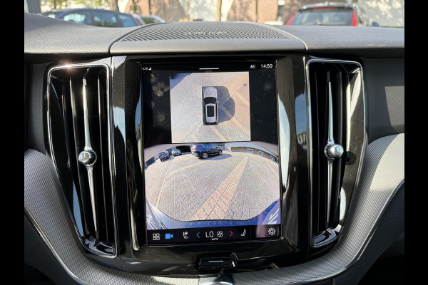 Volvo XC60 2.0 T8 Plug-in hybrid AWD Plus Dark LUCHTVERING| PANO| HARMAN KARDON| MEMORY STOELEN| ACHTERBANK VERWARMD| HUD| 360 CAMERA| RECENT ONDERHOUD GEHAD BIJ VOLVO DEALER\ FABRIEKSGARANTIE|
