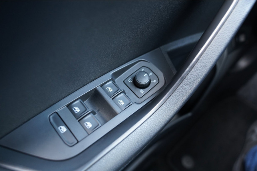 Škoda Karoq 1.5 TSI ACT Sportline Business|Prijs rijklaar incl.12 mnd garantie| Navi Keyless Stoel/Stuur+achterbank verw. Carplay
