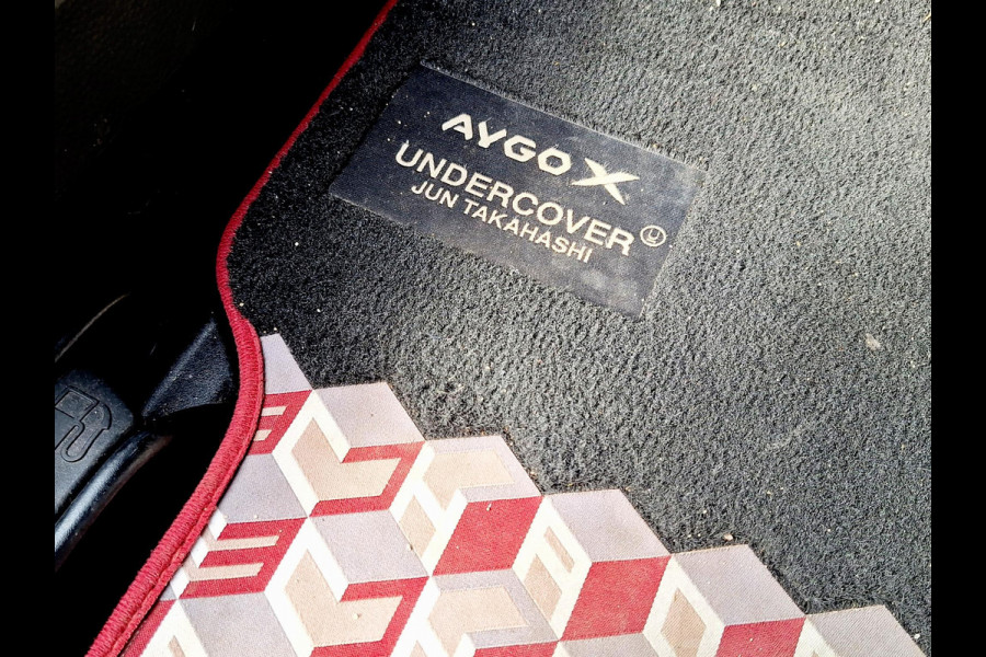 Toyota Aygo X 1.0 VVT-i MT Under Cover Automaat | Special Edition | Climate  | Navi | Camera | CC | 18"LM velgen |