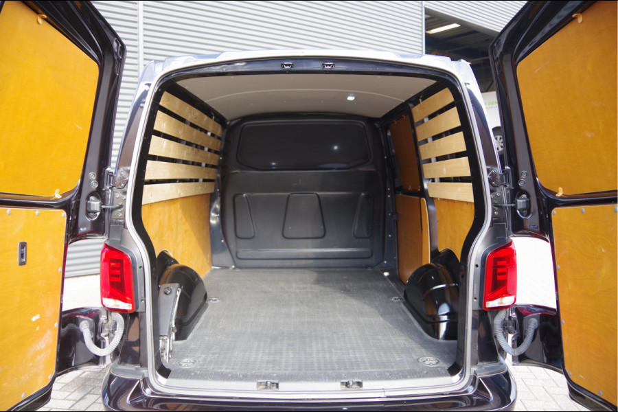 Volkswagen Transporter 2.0 TDI 150PK AUT. LED, DIGITAL COCKPIT, TREKHAAK, 17'' LMV, ADAPT. CRUISE, CAMERA, NAVI, AIRCO, PARKEERSENSOREN