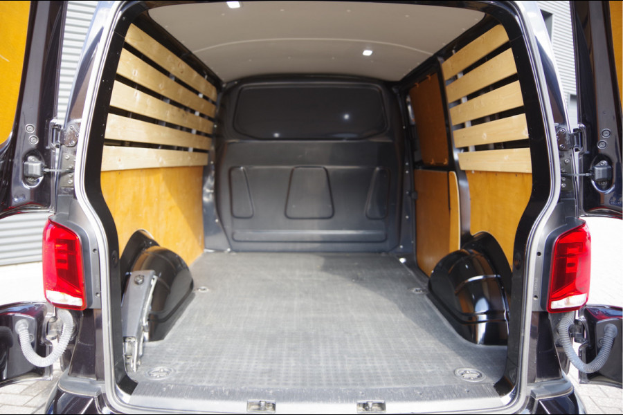 Volkswagen Transporter 2.0 TDI 150PK AUT. LED, DIGITAL COCKPIT, TREKHAAK, 17'' LMV, ADAPT. CRUISE, CAMERA, NAVI, AIRCO, PARKEERSENSOREN